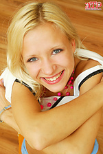 Masturbating teenie