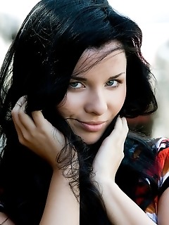 Stareati raven haired beauty frida bares it all